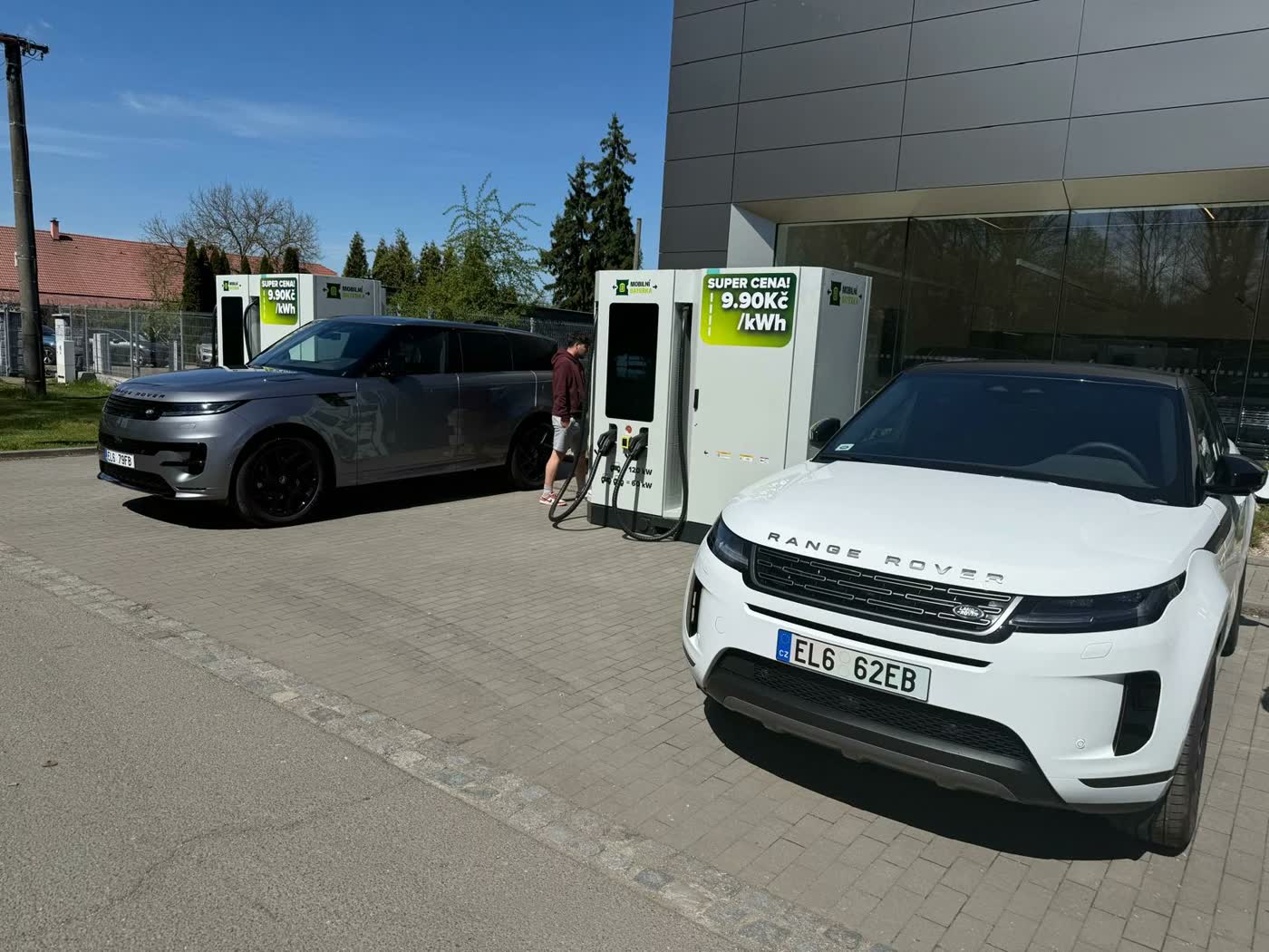 Stanica MBS 241 na čerpacej stanici Orlen v Sadovej, nabíja Range Rover