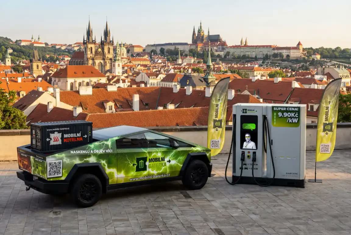Cybertruck Free Heating so stanicou MBS 241 na Pražskom hrade