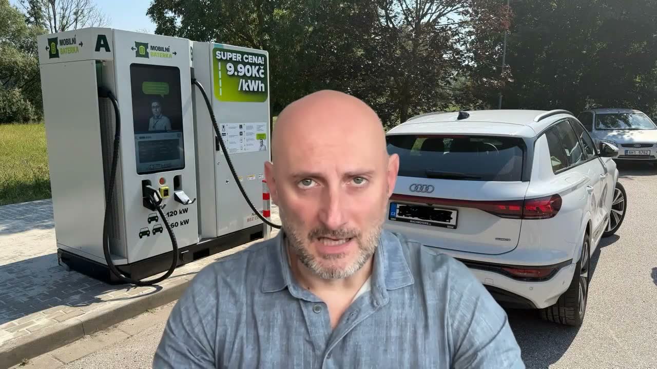 Jaroslav Slávik pri nabíjacej stanici MBS 241