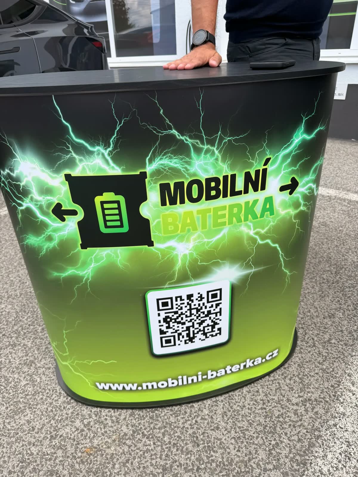 Mobilná baterka v showroome DriveTesla