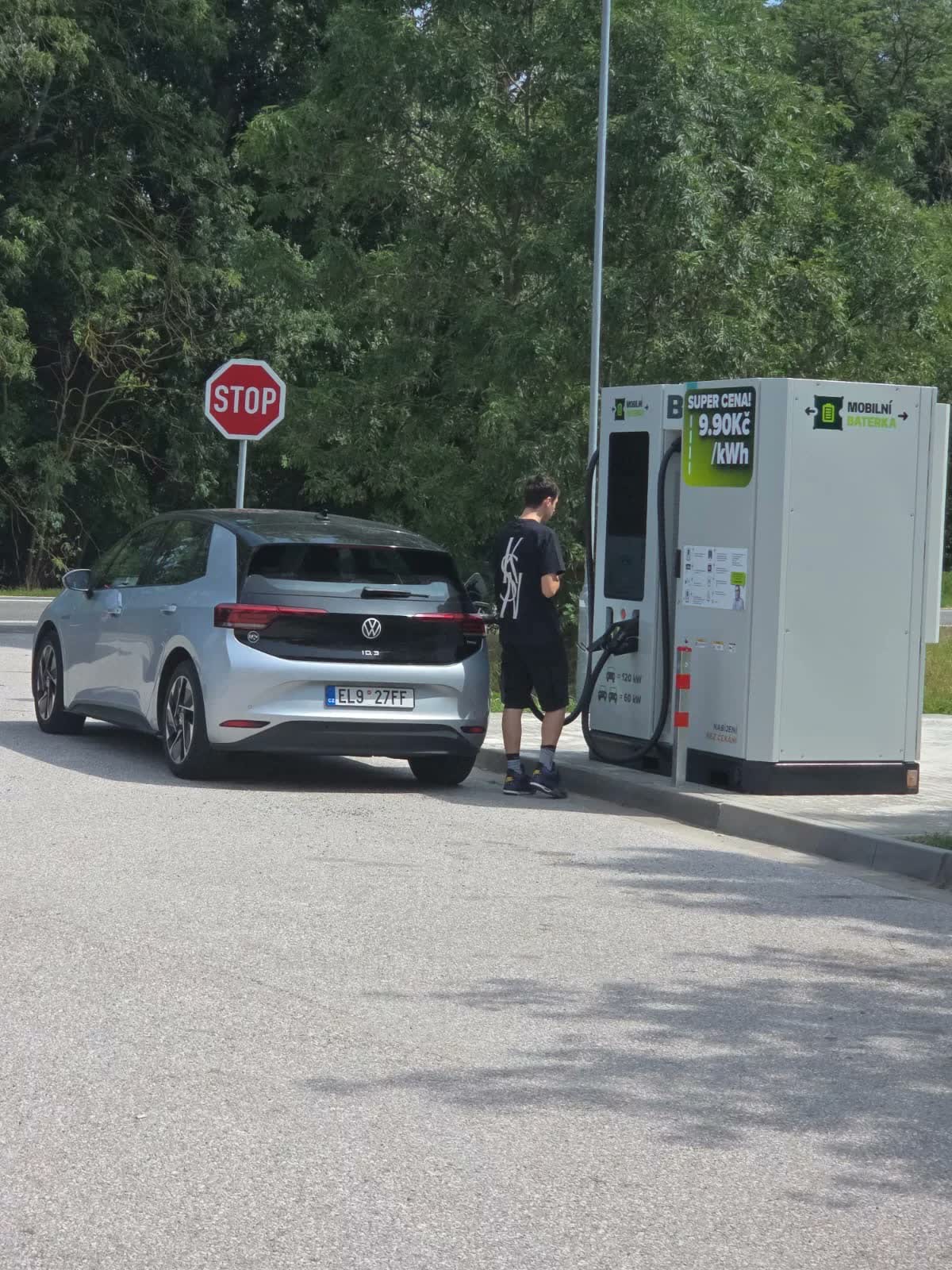 Elektromobil nabíja na stanici v Sadovej