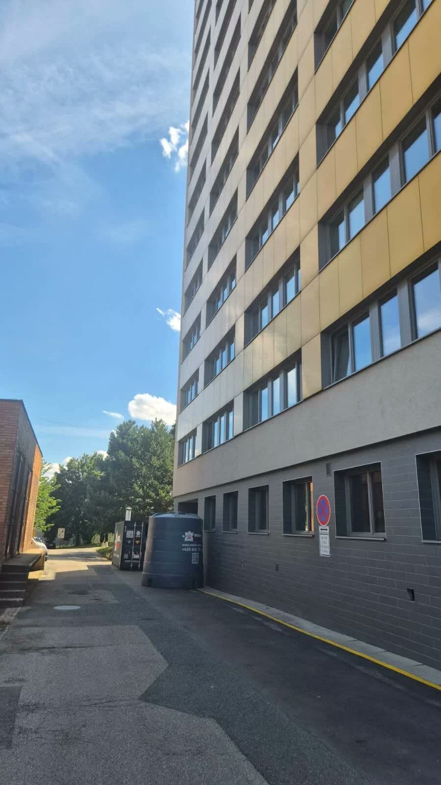 Mobilná kotolňa pri basketbalovej aréne